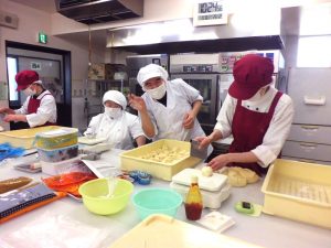 今から生地の丸めしま~す。