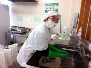 しっかり洗い物をしています。