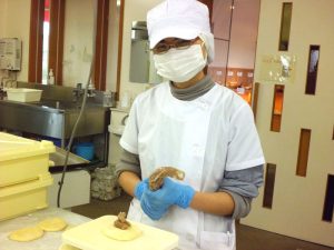 パンの具の計量をしていま~す。